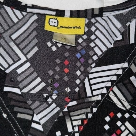 WonderWink Womens XS Geometric Print Scrub Top Black & White - Picture 2 of 8